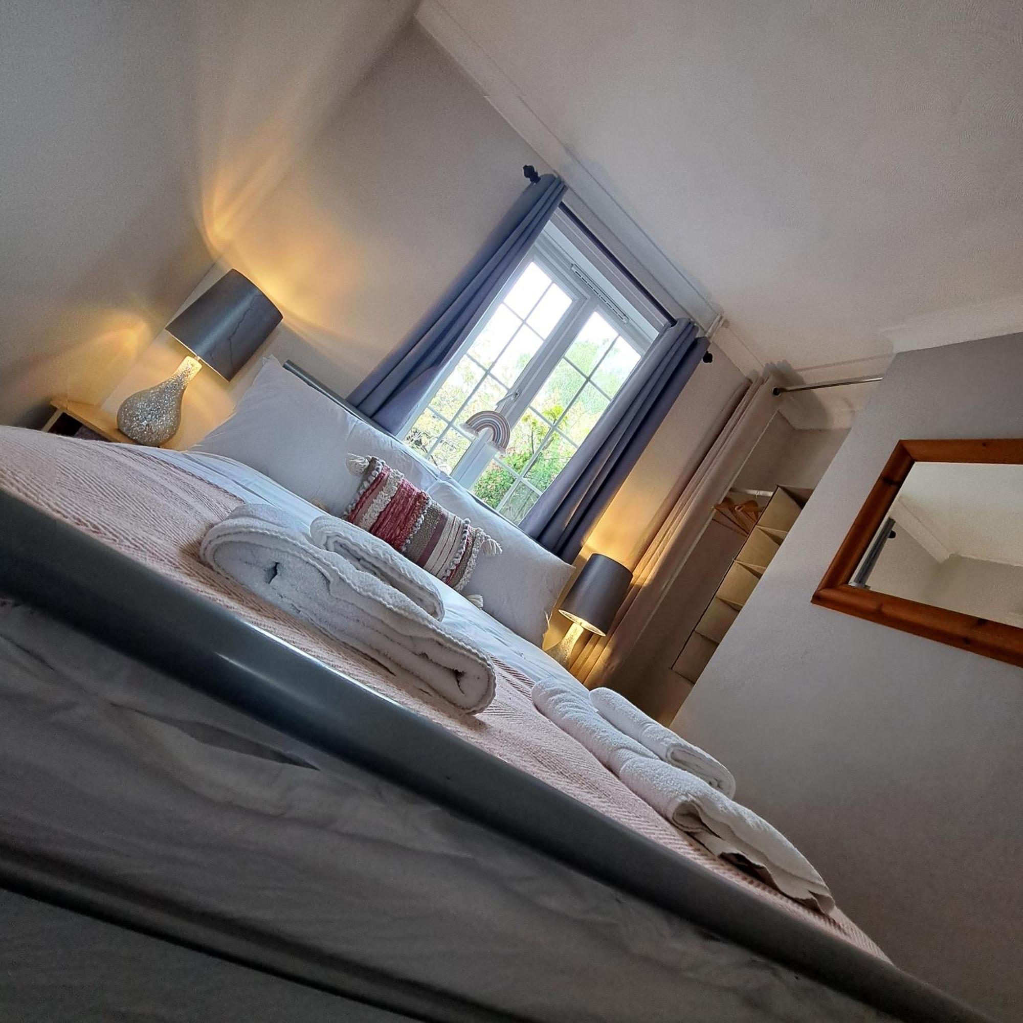Generous 3 Bed In The Heart Of The Village Huntingdon Exterior photo
